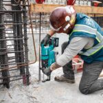 Makita GRH07M1W Action Shot (horizontal drilling)
